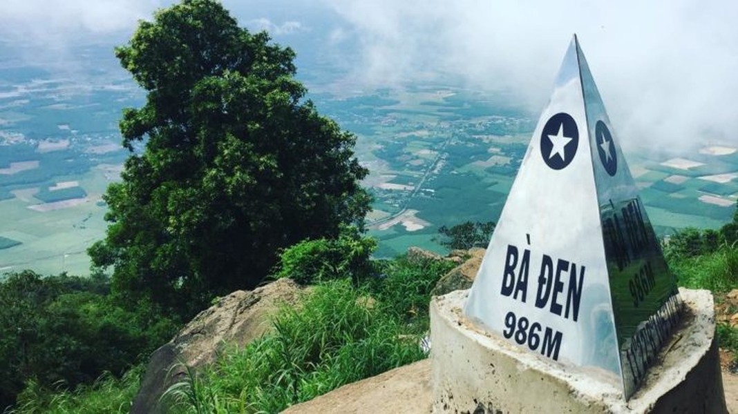 Cách TP. Tây Ninh khoảng 11km về phía Đông Bắc, núi Bà Đen luôn thu hút đông đảo giới trẻ đến khám phá, là một trong những địa danh nổi tiếng và quen thuộc của nhiều người và được nhắc nhiều nhất khi nói về miền đất Tây Ninh.