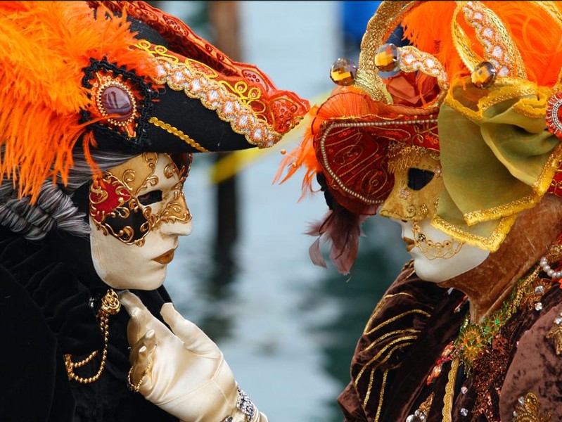  Lễ hội Carnevale của Venice Carnevale, ở Venice, Ý, là một lễ hội mùa đông rất lớn với các cuộc diễu hành, cả công cộng và tư nhân với đủ các trò chơi giải trí và âm nhạc. Lễ hội thường niên bắt đầu 40 ngày trước lễ Phục Sinh và kết thúc một ngày trước Thứ Tư Lễ Tro. Mặt nạ Venetian trang trí là một phần quan trọng của carnevale. Ban giám khảo cùng các nhà thiết kế thời trang và trang phục quốc tế bỏ phiếu cho mặt nạ ấn tượng nhất trong tuần lễ cuối cùng của lễ hội.