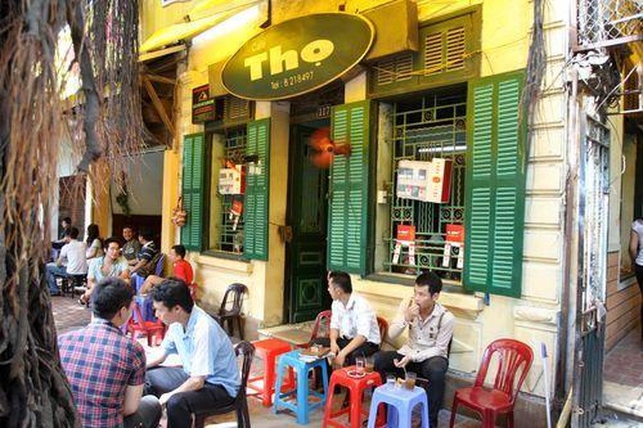 Các cửa hàng cafe với phong cách retro, vintage mà giới trẻ hay gọi là cafe sang chảnh mọc lên như nấm ở Hà Nội. Nhưng những bài trí cầu kì, lộng lẫy không thu hút bạn trẻ bằng cafe đơn giản ở vỉa hè.