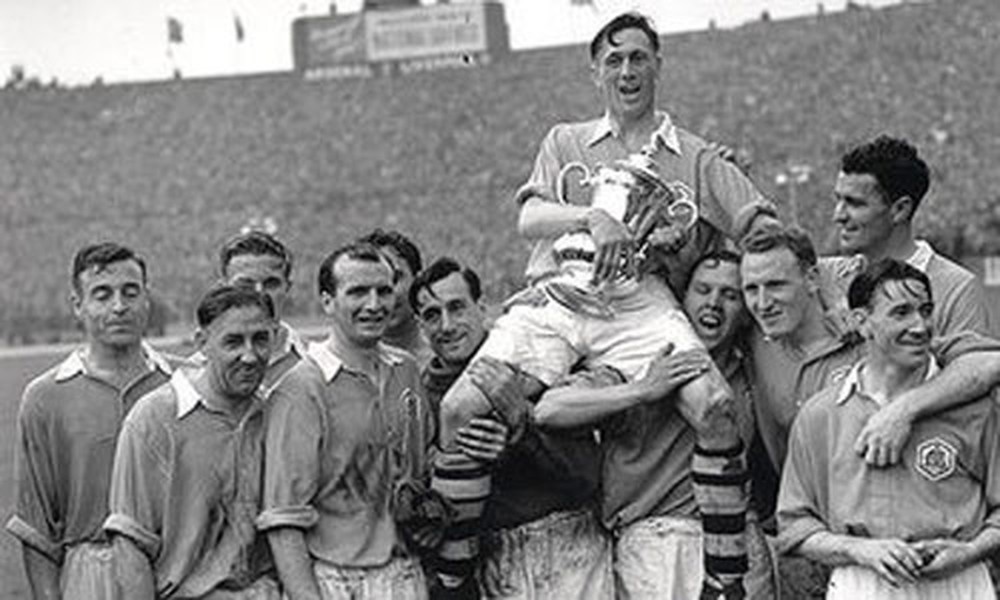  Arsenal đã đụng độ với Liverpool trong trận chung kết FA Cup năm 1950. Trận đó được coi là một cột mốc lịch sử trong những màn thư hùng đỉnh cao giữa hai CLB này. Cú đúp của Reg Lewis đã mang về chức vô địch lần thứ 3 tại giải đấu lâu đời nhất nước Anh.