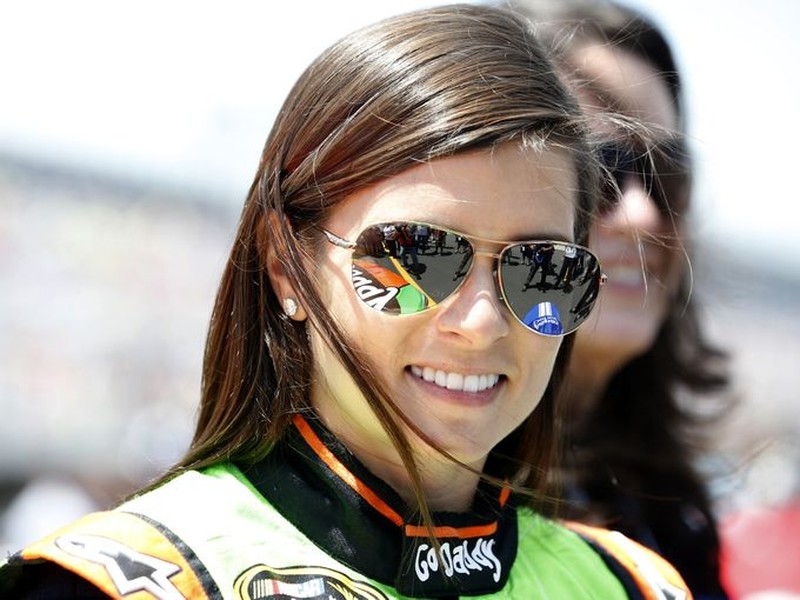 Danica Patrick là tay đua người Mỹ sinh năm 1982, cô là người nắm giữ nhiều kỷ lục nhất trong những  bóng hồng mê tốc độ. Danica từng nhiều lần giành thắng lợi tại giải IndyCar và giải Indianapolis 500.