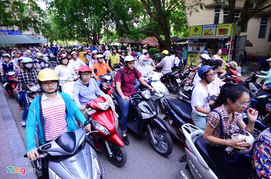 6h sáng nay, 30/5, đông thí sinh đổ về Đại học Quốc gia Hà Nội làm thi đánh giá năng lực. Nhiều tuyến đường ùn tắc vì lượng xe tham gia giao thông tăng.