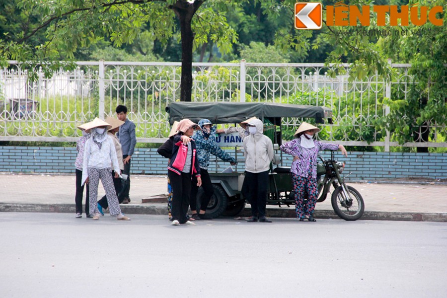 Sau buổi sáng đông nghịt người xếp hàng từ trước để mua  vé trận Đội tuyển Việt Nam gặp Man City, đến chiều nay (19/7), dân phe vé bắt đầu đổ về trước SVĐ Mỹ Đình để "bắt" khách.