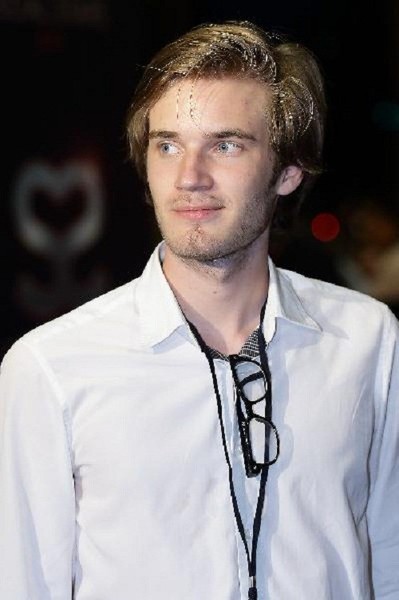 Trò chơi điện tử của PewDiePie có gần 40 triệu người đăng ký chơi. PewDiePie là một ngôi sao người Thụy Điển, tên thật là Felix Kjellberg. PewDiePie đã kiếm được 12 triệu USD trong năm vừa qua và là một trong những người  kiếm tiền nhiều nhất năm 2015.