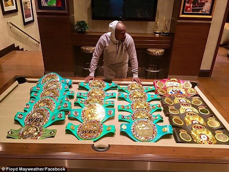 Mới đây, tờ Daily Mail đã cho đăng tải bức hình  tay đấm Floyd Mayweather khoe khoang chiến tích của mình sau 19 năm tham gia làng boxing thế giới.