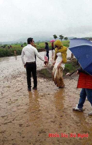 Mới đây, cảnh tượng  cô dâu lội bùn lại được tái hiện tại cánh đồng hoa hướng dương tại Nghệ An. Chẳng quản ngại thời tiết mưa rét, các cặp đôi trẻ đã lặn lội tới đây để có những bức hình cưới đẹp và ấn tượng nhất.