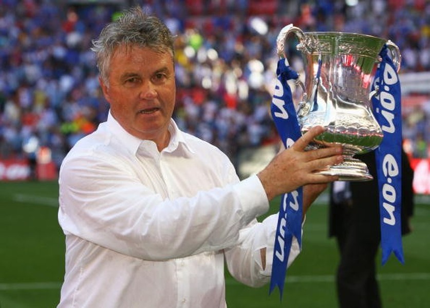 Năm 2009, Guus Hiddink từng rất thành công trong vai trò huấn luyện viên tạm quyền thay thế Felipe Scolari tại sân Stamford Bridge. Dưới trướng nhà cầm quân người Hà Lan, Chelsea đã giành cúp FA vào cuối mùa giải. Hiddink hứa hẹn vẫn là ứng viên sáng giá nhất dẫn dắt The Blues lâu dài nhờ mối quan hệ rất thiên thiết với tỷ phú Roman Abramovich.