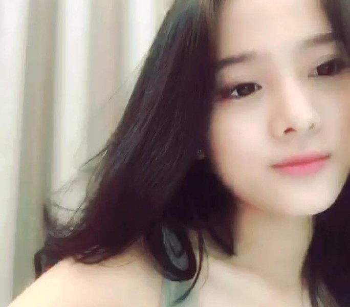 Thời gian qua, rất nhiều hot girl đã được cư dân mạng phát hiện qua những clip cover và bỗng chốc trào lưu làm clip cover trở nên phổ biến và được rất nhiều bạn trẻ ưa chuộng. Mới nhất, đoạn clip dài 30 giây của một cô gái hát hát ca khúc "Tâm sự cùng người lạ" đã khiến dân tình trên mạng xã hội phải lao đao.