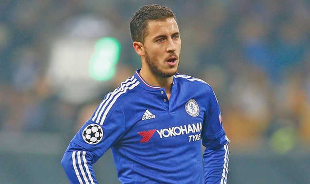  Ngôi sao người Bỉ  đang dần mất danh tại Ngoại hạng Anh đầu tiên phải kể tới Eden Hazard của CLB Chelsea. Dù vẫn được HLV Guus Hiddink tin tưởng trao cho suất đá chính hàng nhưng tiền vệ 25 tuổi này vẫn chưa thể tìm lại phong độ đỉnh cao.