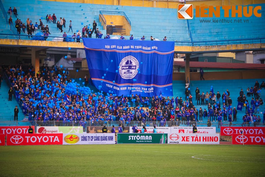 Cuối tuần vừa qua, vòng 2 V.League 2016 chứng kiến trận đại chiến giữa hai đối thủ không đội trời chung là Hà Nội T&amp;T và Than Quảng Ninh. Ngoài vấn đề chuyên môn của trận đấu, NHM còn "soi" đến những bóng hồng của cả hai đội mà đặc biệt là  dàn hot girl đất Mỏ.