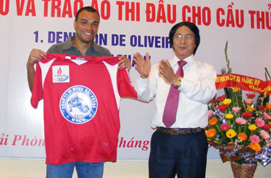 Tuyển thủ người Brazil - Denilson hiện đang nắm kỷ lục ở hạng mục  ngoại binh V.League hưởng lương cao nhất. Nhà vô địch thế giới năm 2002 cập bến Hải Phòng với một cơn sốt thực sự vào thời điểm đấy. Ít nhất có 7000 người có mặt tại sân Lạch Tray để xem Denilson ra mắt và tập luyện buổi đầu tiên.