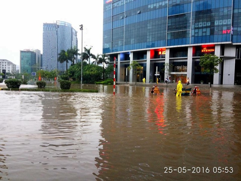 Chỉ sau một trận mưa đêm qua , phố phường Hà Nội nhiều nơi bỗng chốc trở thành sông. Tình trạng ngập lụt, ùn tắc giao thông xảy ra khiến người dân găp nhiều khó khăn trong sinh hoạt. Ảnh: Messi Đức.