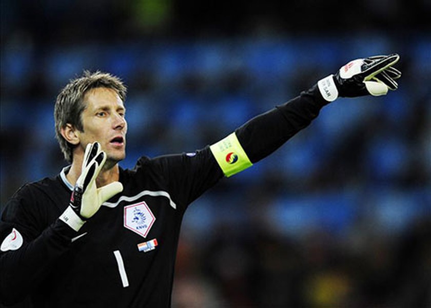 Edwin van der Sar là một trong những huyền thoại mà bóng đá Hà Lan từng sản sinh ra. Chính thủ môn này đang giữ kỷ lục số lần khoác áo ĐTQG nhiều nhất (130 trận). Tuy vậy, thần may mắn chưa mỉm cười với cựu thủ thủ này khi anh chưa từng lên đỉnh trong  lịch sử Euro.