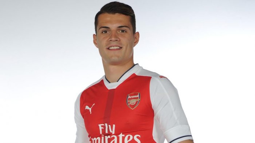 Granit Xhaka - thương  vụ chuyển nhượng bom tấn đầu tiên được kích nổ mùa hè 2016. Cầu thủ người Thụy Sỹ này đến Arsenal từ CLB Borussia Monchengladbach với giá 45 triệu bảng. Anh được kỳ vọng sẽ tăng chất vững chắc cho hàng tiền vệ của các pháo thủ thành London trong mùa giải mới.