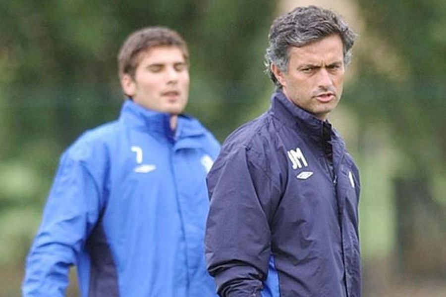  HLV Jose Mourinho là một chiến lược gia vô cùng cá tính và sẵn sàng "trảm" các ngôi sao nếu họ có ý định bất phục tùng và vượt mặt ông. Người hiểu rõ cá tính của vị HLV có biệt danh "người đặc biệt" chắc hẳn là Adrian Mutu khi anh còn chơi cho Chelsea.