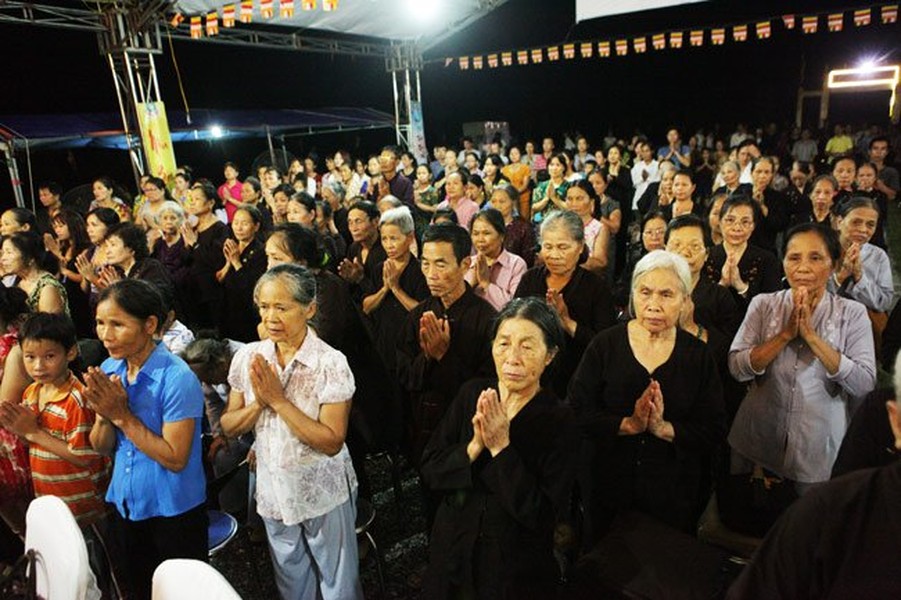 Đêm (6/8), tại chùa Kim Sơn Lạc Hồng (Hòa Bình), Giáo hội Phật giáo tỉnh Hòa Bình long trọng tổ chức “Đại lễ  Vu Lan báo hiếu”. Buổi lễ đã thu hút hàng trăm tăng ni, phật tử trong vùng cũng như đông đảo phật tử Hà Nội có mặt.