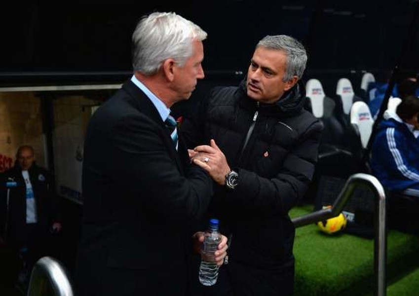 Nhìn vào thành tích đối đầu, Alan Pardew được đánh giá là nhà cầm quân khá kỵ rơ với  Jose Mourinho. Dù cả hai HLV đầy tài năng này đều có quãng thời gian dài làm việc tại Ngoại hạng Anh nhưng họ chỉ có ba lần đối đầu trực tiếp.