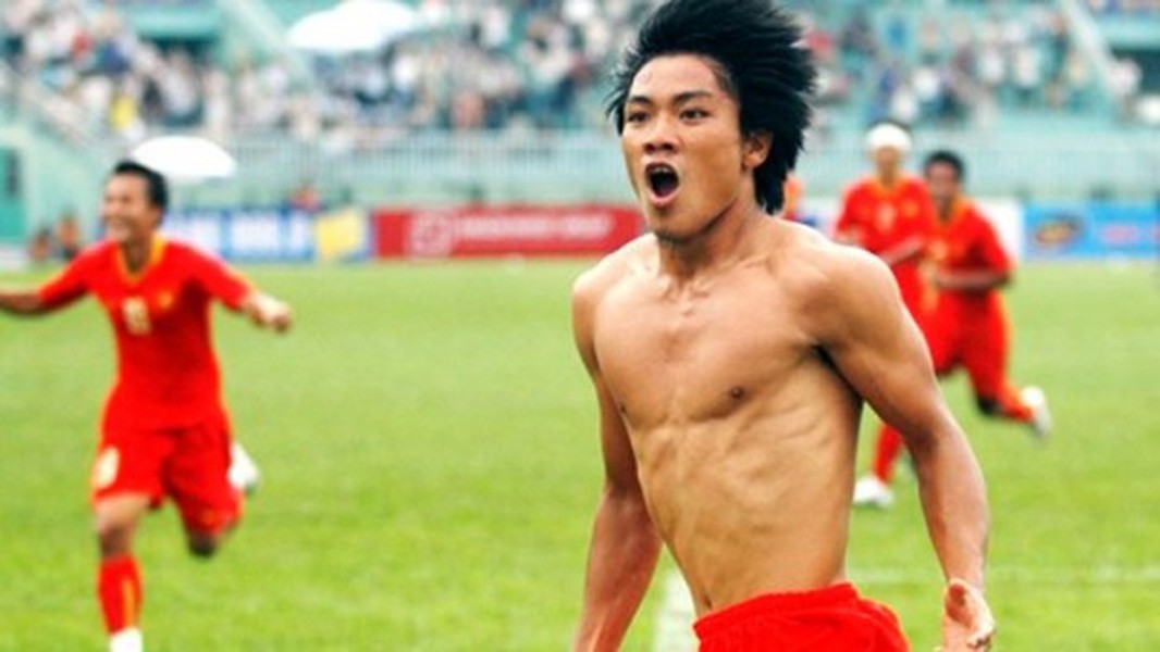 Thông tin về  người hùng AFF Cup 2008 của ĐT Việt Nam - Nguyễn Quang Hải chính thức giã từ sân cỏ khiến nhiều NHM bóng đá nước nhà tỏ ra bất ngờ. Thế nhưng, nếu những ai theo dõi nhất cử nhất động của tiền đạo có biệt danh Hải "Gà" này thì sẽ hiểu vì sao anh đưa ra quyết định này.