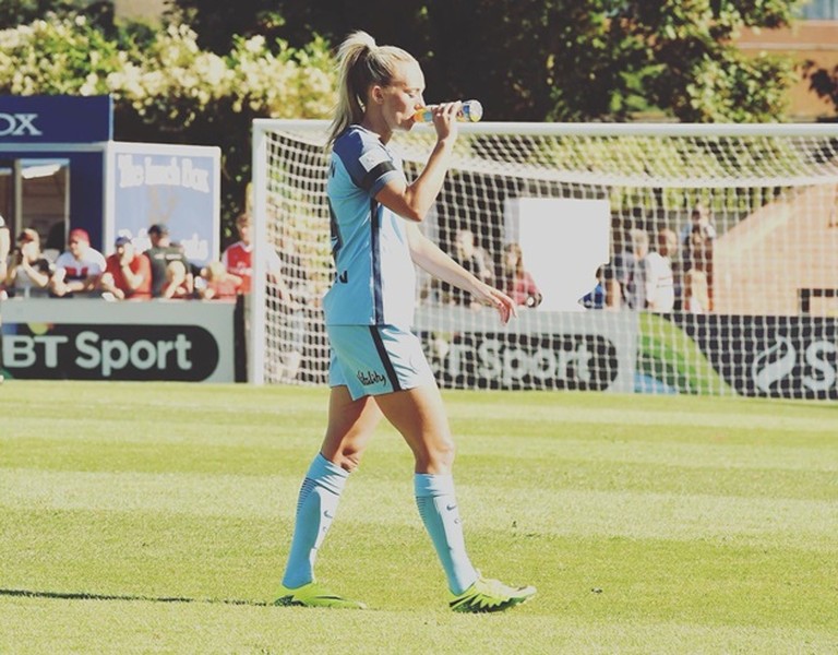 Toni Duggan là nữ tiền đạo trụ cột của ĐT Anh và CLB Man City. Cô nàng này gây ấn tượng không chỉ bằng phong cách thi đấu nhiệt tình mà còn bằng vẻ ngoài cực hấp dẫn.