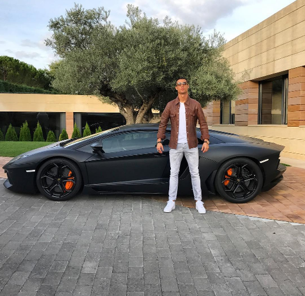 Cách đây chưa lâu trên trang cá nhân Instagram của mình, siêu sao bóng đá người Bồ Đào Nha - Cristiano Ronaldo đã cho đăng tải bức hình khoe siêu xe mới tậu của mình.