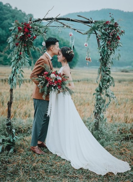 Elope Wedding hay còn được biết đến theo cách gọi " đám cưới bí mật", là một khái niệm mới tại Việt Nam và nó được hiểu đơn giản là một buổi lễ thành hôn hoàn toàn không có gia đình, bạn bè hay đồng nghiệp tham dự. Chính vì vậy, mà bộ ảnh cưới của cặp đôi Việt là Linh và Phương Anh được tạp chí nước ngoài chú ý tới. Ảnh trong bài: Junebug.