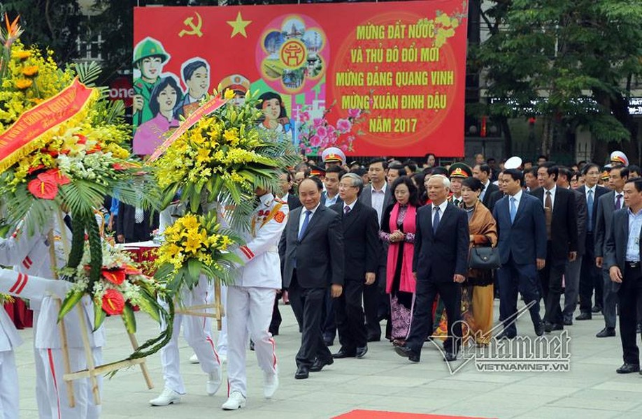 Ngay từ sáng sớm, hàng ngàn người dân đã đến gò Đống Đa để dự lễ kỷ niệm 228 năm  chiến thắng Ngọc Hồi - Đống Đa (1789-2017) . Trong lễ hội này, các trận đánh giặc Thanh của vua Quang Trung - Nguyễn Huệ được tái hiện sinh động.