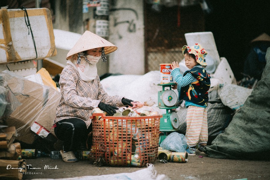 Vừa qua, các cư dân mạng đã lan truyền câu chuyện xúc động của hai mẹ con cô đồng nát mưu sinh trong giá rét ở Hải Dương được thể hiện qua một số tác phẩm của nhiếp ảnh gia trẻ Đặng Tuấn Minh. Rất nhiều người tỏ ra thương cảm và xót xa cho số phận nghèo khó, vất vả của mẹ con người phụ nữ buôn đồng nát sau khi vừa xem xong những tấm ảnh này. Ảnh trong bài: Đặng Tuấn Minh Photography.