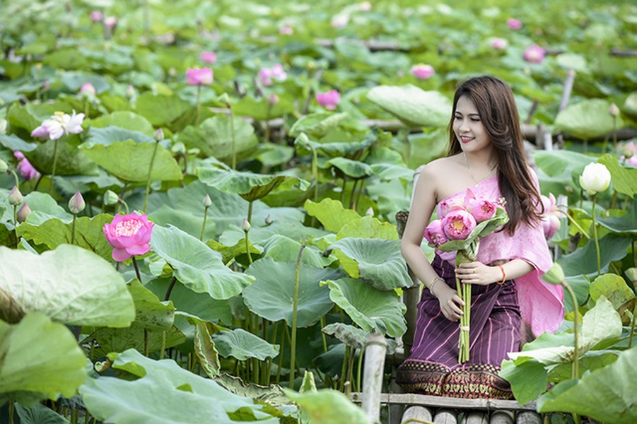 Duangpasong Anisone là  nữ sinh Lào từng được dân mạng biết tới qua những góc ảnh hoa loa kèn cực đẹp vào tháng 4 năm ngoái. Sau một thời gian im ắng, cô nàng du học sinh này đã trở lại với những bức hình cực đẹp trong bộ ảnh bên ao sen. Ảnh trong bài: Lê Xuân Bách.