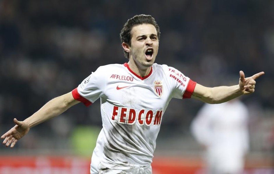 Nhạc trưởng Monaco "thả thín"' M.U: Sau khi cùng Monaco vô địch Ligue 1, tiền vệ Bernardo Silva lên tiếng: "Tôi đang kết thúc mùa giải thứ ba tại Monaco, đội bóng đã cho tôi cơ hội để chơi ở đẳng cấp cao nhất. Nhưng dĩ nhiên, mỗi cầu thủ đều mơ ước chơi cho những đội bóng tốt nhất, trong một đội hình tốt nhất. Tôi cũng không phải ngoại lệ." Silva là cái tên mà M.U theo đuổi suốt thời gian qua. Là một HLV người Bồ Đào Nha, Jose Mourinho khó thể bỏ qua một ngôi sao tấn công toàn diện như Silva và đang tỏ rõ quyết tâm đưa anh về Old Trafford. Ảnh: Getty Images