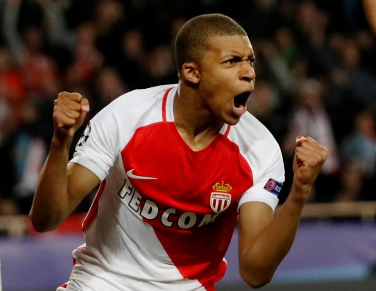 Giá nào cho Mbappe?: Theo các nguồn tin  chuyển nhượng bóng đá mới nhất mà Telegraph (Anh) có được, Real Madrid đang sẵn sàng đón Kylian Mbappe bằng cách chi 103 triệu bảng (tương đương 120 triệu euro) cho AS Monaco. Lời đề nghị vô cùng sốc này sau đó bị đội bóng xứ Công quốc từ chối. AS Monaco muốn giữ Kylian Mbappe ít nhất thêm một mùa giải nữa, và sẽ chỉ bán cầu thủ sau World Cup 2018. Bên cạnh đó, họ cũng đang gấp rút soạn thảo bản hợp đồng mới và đề nghị chân sút 18 tuổi ký mới. Ảnh: Telegraph