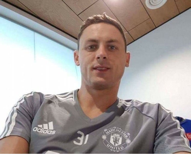 Matic 99% là người của M.U: Ngay sau thông tin của Sky Sports cho biết Nemanja Matic tiến gần việc chuyển đến M.U, hình ảnh ngôi sao người Serbia mặc áo đấu của Quỷ đỏ đã xuất hiện trên mạng xã hội. Cho dù khá nhiều người nghi ngờ đây là một sản phẩm photoshop nhưng không ai có thể tìm ra điểm bất thường. Ngược lại, một số trang tin ở Anh đã đăng tải lại hình ảnh này. Ảnh: Facebook