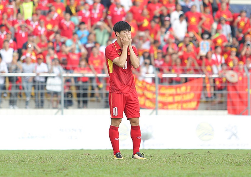 Sau trận thảm bại 3-0 trước Thái Lan, cánh cửa tiến sâu vào SEA Game 29 của đội tuyển Việt Nam đã chính thức khép lại. Chiều 24/8, HLV Hữu Thắng đã xin từ chức và ngay sau đó, Công Phượng có phản ứng bất ngờ khiến nhiều người giật mình. Ảnh: Goal