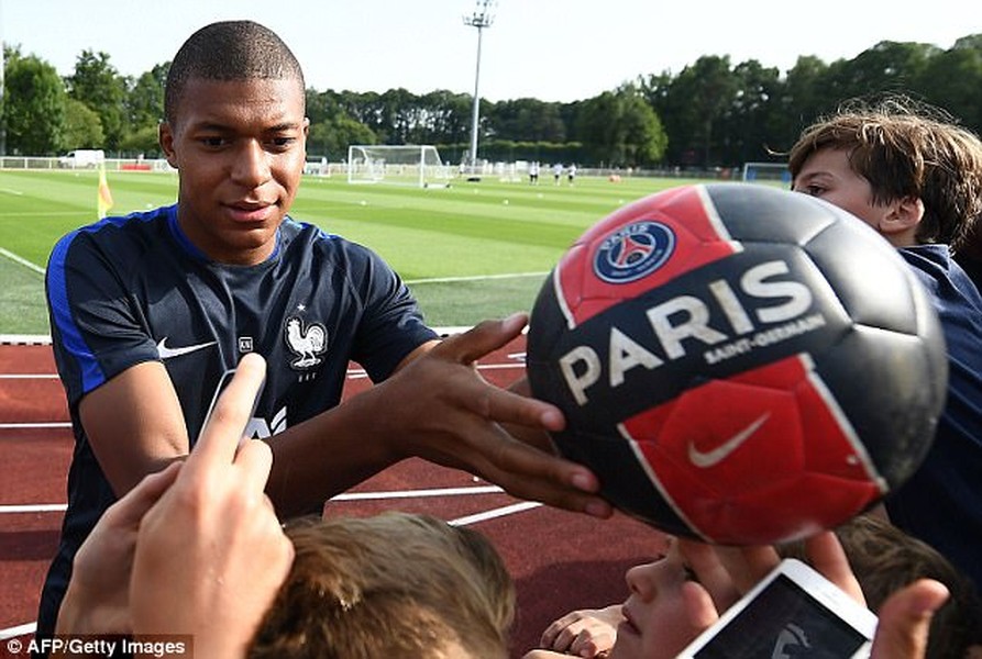 PSG chính thức nổ bom tấn: Theo thông tin chuyển nhượng bóng đá mới nhất phát đi từ báo chí Pháp, Kylian Mbappe đã tiến hành kiểm tra y tế với PSG ở Trung tâm Clairefontaine, Kylian Mbappe đã nhanh chóng vượt qua cuộc kiểm tra y tế thủ tục này đã kí HĐ với PSG. Trong 24 tiếng tới, PSG sẽ chính thức thông báo thương vụ này và Kylian Mbappe sẽ chính thức ra mắt đội chủ sân Công viên các Hoàng tử. Ảnh: Getty Images