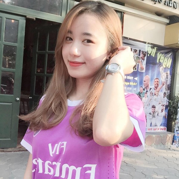 Phan Nguyễn Y Vân, được biết đến là một fan "cứng" của Real Madrid và đã đã trao trọn tình yêu cho CLB suốt gần 7 năm qua. Hot girl Hà Tĩnh đã dành tình yêu của mình với những thăng trầm của đội bóng Hoàng gia Tây Ban Nha. Ảnh trong bài: Facebook nhân vật.