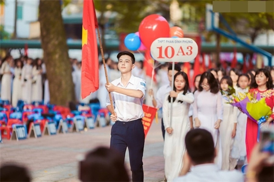 Dù đã 1 tuần trôi qua sau ngày khai giảng, nhưng những câu chuyện dư âm, những hình ảnh đẹp trong ngày đặc biệt này đến nay vẫn còn được nhắc tới. Mới nhất, hình ảnh một  nam sinh trường THPT Phan Đình Phùng, Hà Nội nổi bật trong ngày tựu trường đã khiến rất nhiều các bạn nữ, cư dân mạng phải trầm trồ ngợi khen. Ảnh trong bài: Jan 21st.