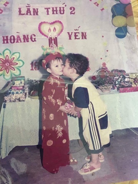 Theo trào lưu "Kể tôi nghe? Các bạn bị mất  nụ hôn đầu đời vào năm mấy tuổi", dân mạng bắt đầu thích thú đăng tải những bức ảnh về khoảnh khắc của những cái thơm má từ hồi mẫu giáo.