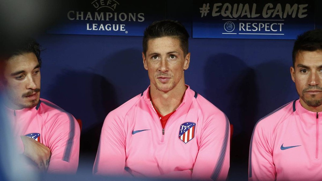 Torres rời Atletico vào tháng Giêng: Theo tin  chuyển nhượng bóng đá mới nhất từ truyền thông tại Tây Ban Nha, Fernando Torres đã không còn nằm trong kế hoạch phát triển của Atletico Madrid sau năm 2017. Theo nhiều nguồn tin, Fernando Torres hiện cũng đang cân nhắc nhận đề nghị từ các đội bóng tại Serie A, MLS và cả Trung Quốc. Trong số này, MLS đang được cho là giải đấu ưu tiên của tiền đạo 33 tuổi người Tây Ban Nha. Ảnh: Don Balon