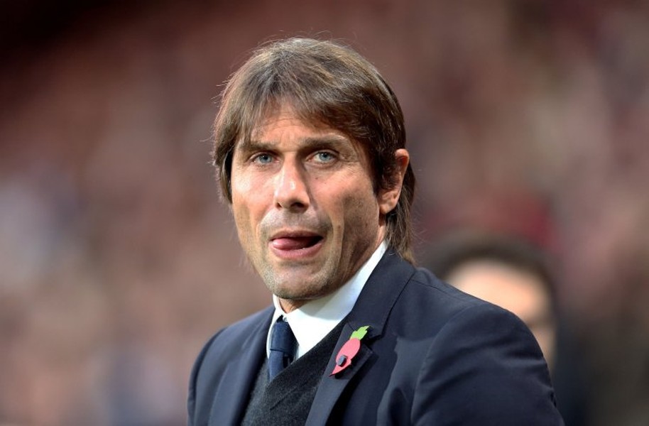 Antonio Conte đáp lại vụ "làm HLV Milan": Theo tin chuyển nhượng bóng đá mới nhất từ Sky Sport Italia, HLV Conte đã tuyên bố "Milan ư? Đừng nhắc đến chuyện đó!, Chúng tôi đang tập trung tối đa bởi quãng đường từ giờ đến hết mùa giải cực kỳ khó khăn. Và tôi chỉ muốn tập trung tốt nhất cho Chelsea". Ảnh: Sky Sport Italia