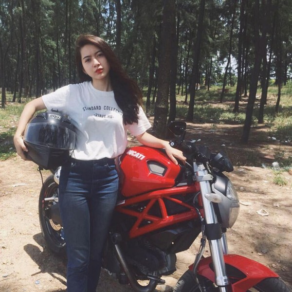 Trong giới các nữ biker Việt Nam, những cái tên như Ngọc Trang hay Trang Võ đã quá quen thuộc với cộng đồng mạng bởi sự xinh đẹp và cá tính. Tuy nhiên, để 1 tờ báo nước ngoài nhắc đến tên thì chắc có lẽ chỉ có Minh Phương là cô gái được điều may mắn đó.