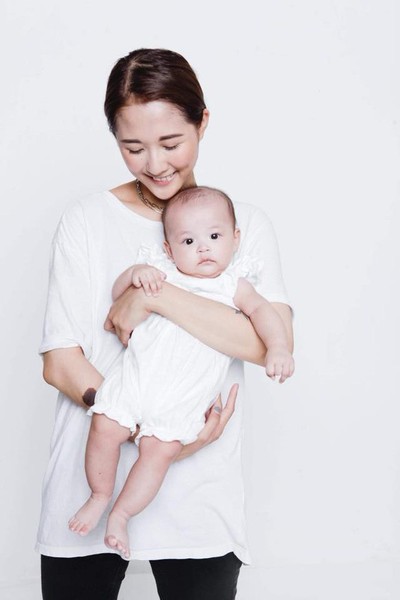 Julia Đoàn là mẹ của bé JJ, đây là một trong những  hot mom đình đám của mạng xã hội Việt không chỉ bằng nhan sắc mà còn bằng tài năng kinh doanh. Cô nàng này thành công với thương hiệu trang sức vô cùng nổi tiếng mang tên Floralpunk.