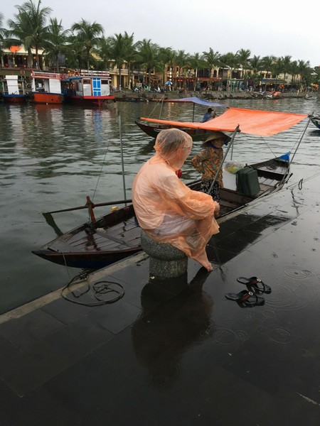 Nhiều người đi du lịch với tinh thần vui tươi, thoải mái để quên đi những ngày căng thẳng. Tuy nhiên, mới đây những bức ảnh của một thanh niên  du lịch một mình với cách tạo dáng lạ đã khiến CĐM có những ý kiến khác nhau.