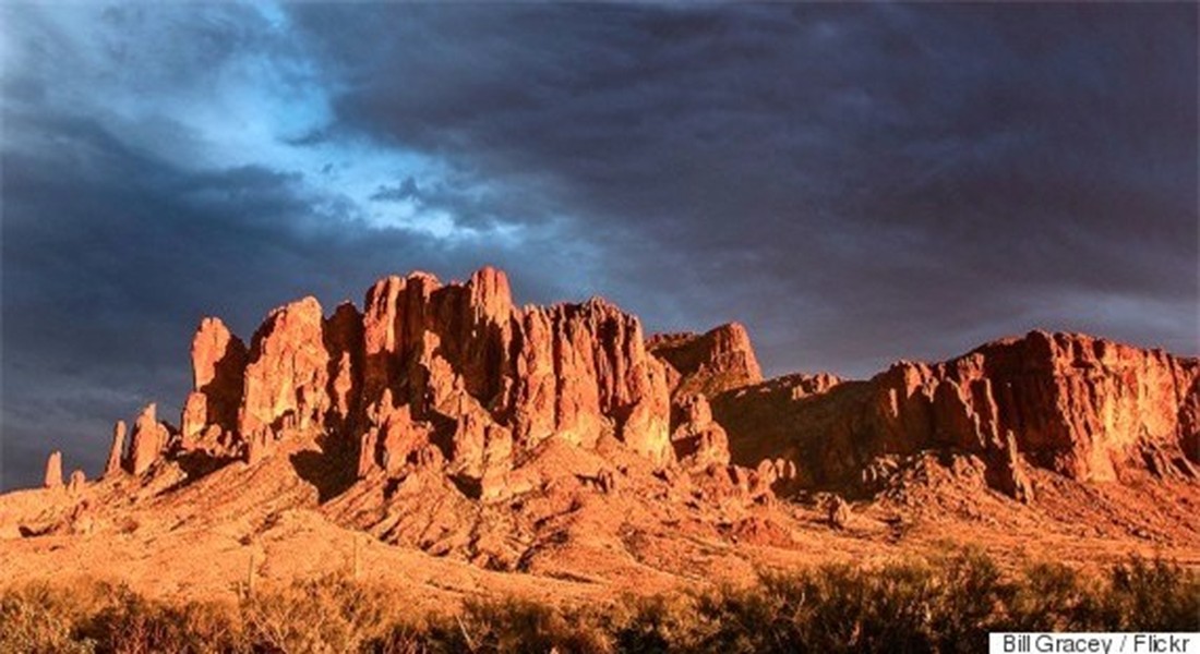 Mỏ vàng Lost Dutchman trong núi Superstitious, bang Arizona, Mỹ là một trong số những  vùng đất quỷ bí ẩn nhất thế giới. Bởi lẽ, nơi đây gắn liền với Jacob Waltz - người Đức di cư sang Mỹ năm 1845 đã khám phá ra mỏ vàng Lost Dutchman. Trước khi chết, ông đã cố gắng để lại manh mối cho những người tìm vàng khác về mỏ vàng trên. Tuy nhiên, nhiều đoàn tìm kiếm vàng đã một đi không trở về khi tìm kiếm mỏ vàng Lost Dutchman.