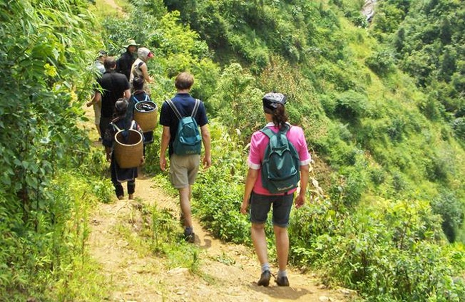 Thời gian qua,  du lịch Trekking là hình thức được nhiều du khách nước ngoài lựa chọn khi tới Việt Nam. Với hình thức du lịch này, các du khách sử dụng việc đi bộ băng rừng, vượt suối để khám phá thiên nhiên kì thú.