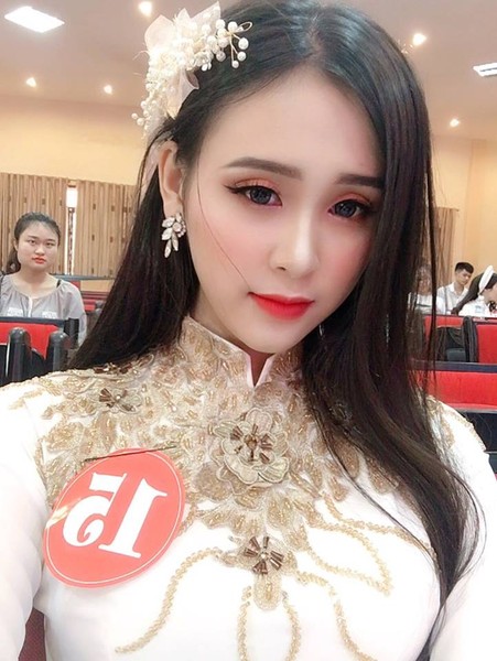 N ữ sinh ĐH Vinh, Thảo Vi mang số báo danh 16, cô bạn này là người đăng quang "Hoa khôi sinh viên" Nghệ An 2018 vừa qua.