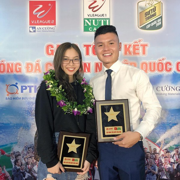 Sau khi cùng đội tuyển Việt Nam vô địch AFF Cup 2018,  Quang Hải là cái tên được vô cùng chú ý khi trở thành cầu thủ xuất sắc nhất giải. Tuy nhiên, mừng vui chưa lâu thì xuất hiện tin đồn tuyển thủ Quốc gia trên và cô người người yêu Nhật Lê có sứt mẻ về tình cảm.