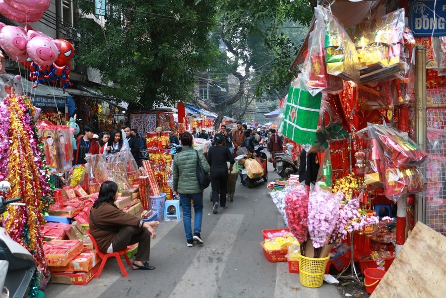 Đến hẹn lại lên, cứ vào dịp  Tết Nguyên Đán, phố Hàng Mã (Hà Nội) lại trở thành điểm đến quen thuộc của nhiều người.