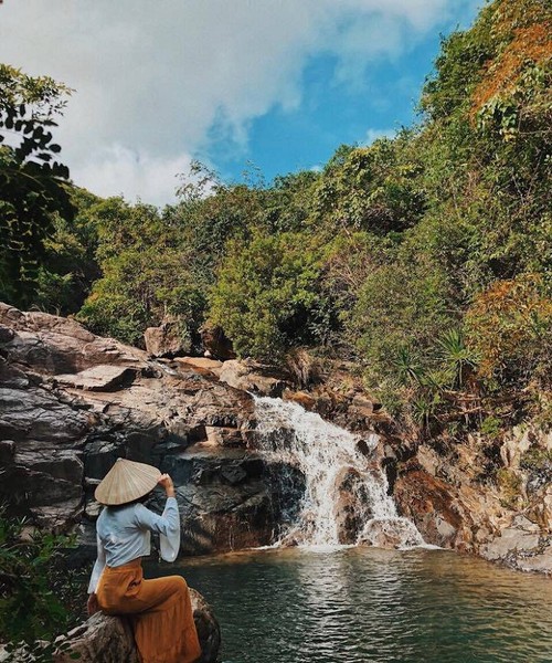 Đến với Quy Nhơn nhiều người sẽ nghĩ ngay tới biển xanh, cát trắng. Tuy nhiên, mới đây các dân ưa xê dịch đã công khai những bức ảnh chụp " Tuyệt tình cốc" ở vùng đất miền Trung này khiến nhiều người ngỡ đây là cõi bồng lai.