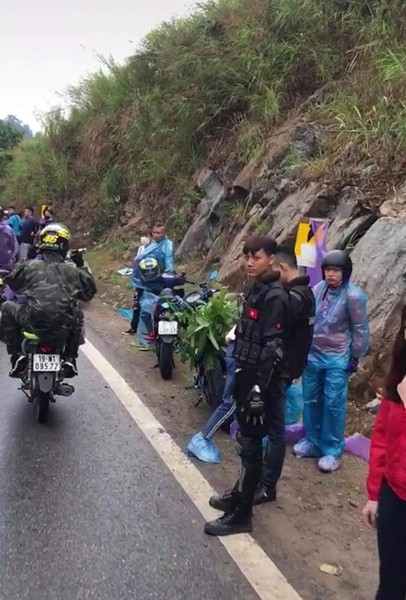 Từ lâu, khẩu hiệu của  dân phượt, đi du lịch bụi chân chính đã là: "Không lấy gì đi ngoài những tấm ảnh, không để lại gì ngoài những dấu chân". Tuy nhiên, mới đây những hình ảnh đoàn phượt dịp nghỉ lễ 30/4 - 1/5 để lại toàn rác trên đường khiến nhiều người bất bình.