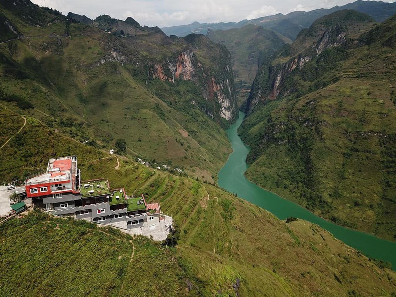 Những ngày qua, thông tin liên quan đến vụ việc khách sạn  Mã Pì Lèng Panorama thu hút sự chú ý của nhiều người. Sau khi vụ việc được phát hiện, nhiều luồng ý kiến đã được CĐM đưa ra về khối bê tông trình ình giữa con đèo được mệnh danh là tứ đại danh đèo miền Bắc.