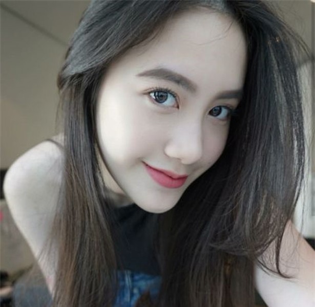 Phoiphailin Sivilay (sinh năm 1997) nickname là Chichi Svl, bố mẹ đều là người Việt Nam. Tên tiếng Việt của cô nàng là Nguyễn Mai Chi.